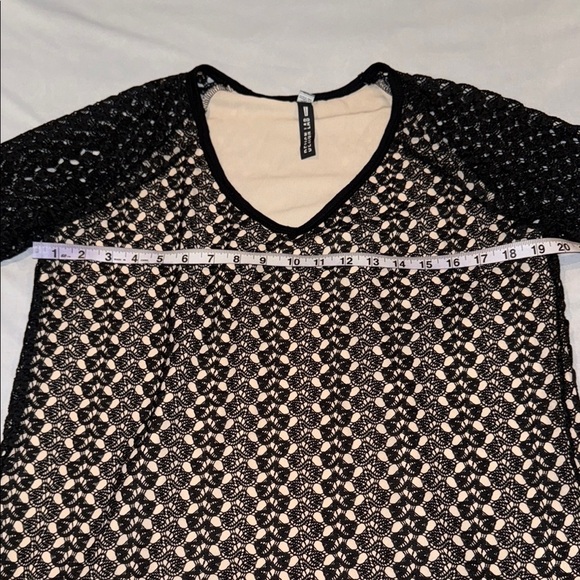 Design Lab Lord & Taylor Black Lace Blouse with Gold Lining - Picture 9 of 12